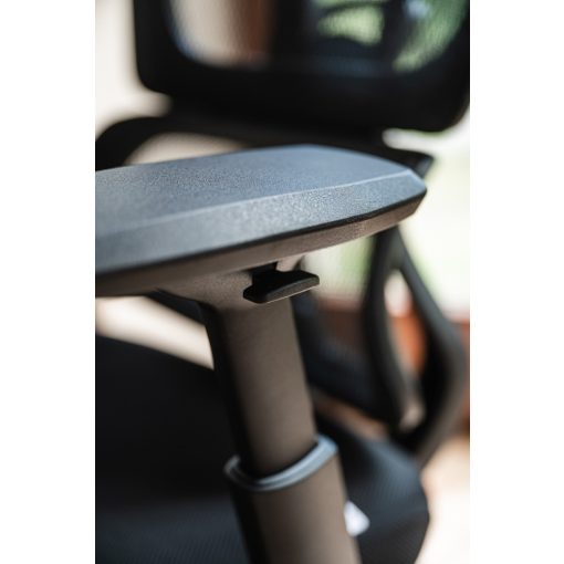 Famora modern szürke hálós forgószék deréktámasszal és fejtámlával